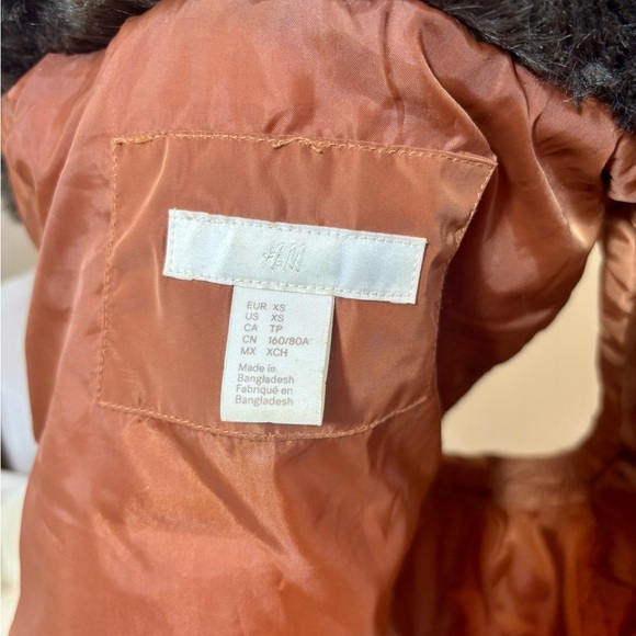 H&M Tan Puffer Vest with Black Collar - Picture 4 of 5